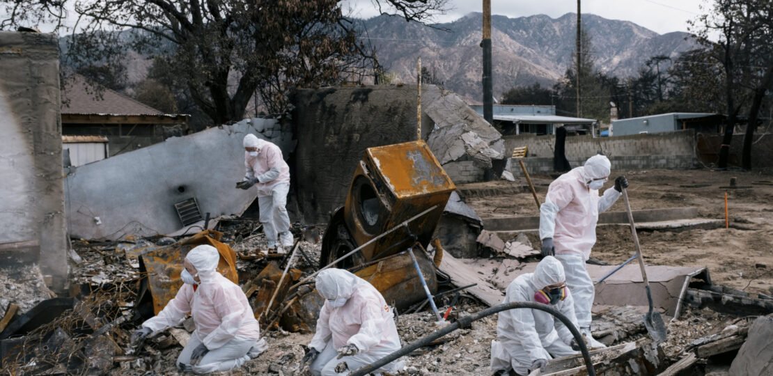 Volunteers-search-for-belongings-at-home-destroyed-in-the-Eaton-Fire-Bloomberg-scaled.jpg