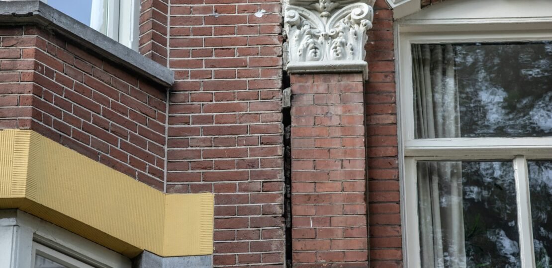 crack-between-residential-buildings-in-amsterdam-bloomberg-scaled.jpg